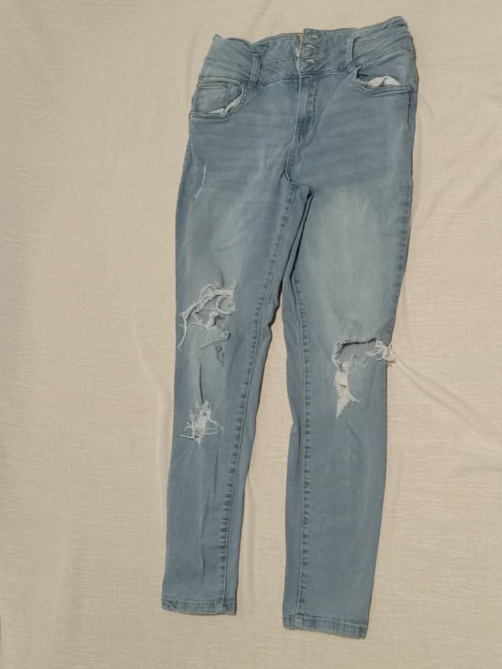Fabulous 3 buttons pale blue destroy skinny jeans size 9